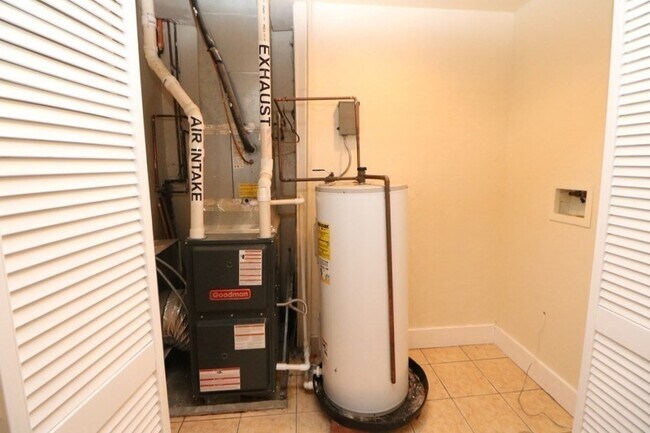 Building Photo - 14 Estella St