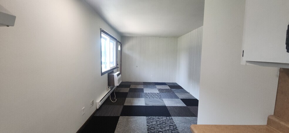 Building Photo - 625 9th St N