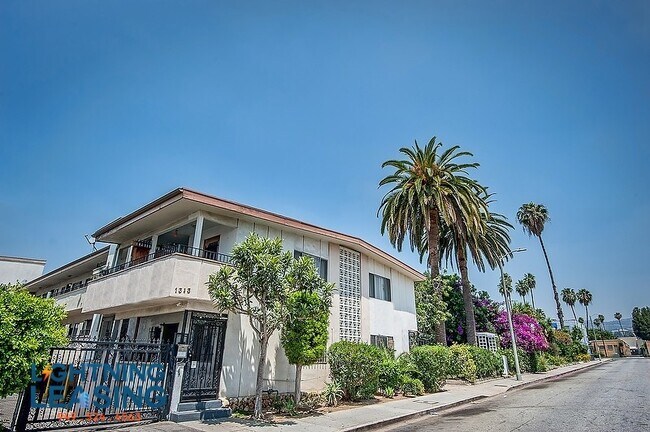 Building Photo - 1325 N Harvard Blvd
