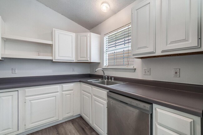 Building Photo - Spacious duplex in Fayetteville!