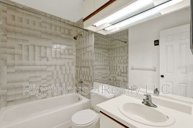 Building Photo - 3267 Forest Oaks Ct