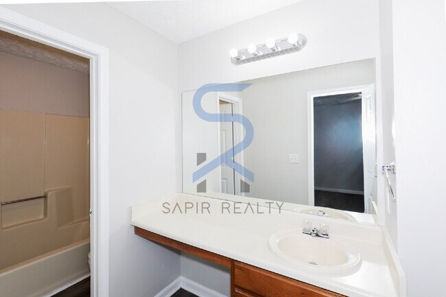 Building Photo - Move-In Ready & Freshly Updated – Stylish 2 Beds,2.5 Bath in the Heart of Cobb