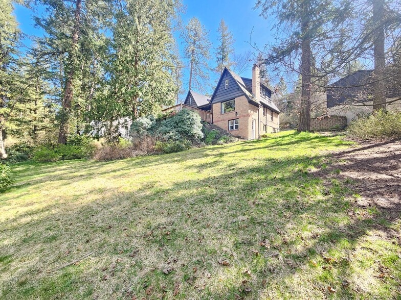 Building Photo - 1922 E 18th Ave