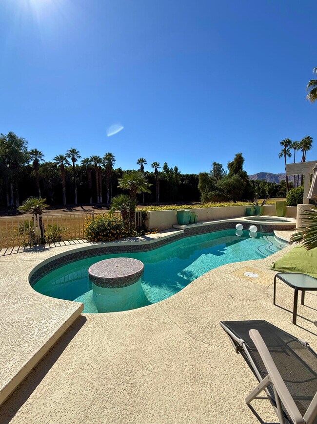 Building Photo - 253 Kavenish Dr