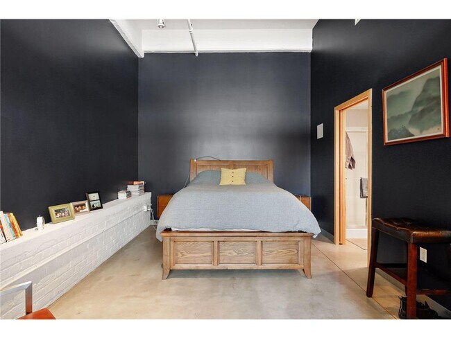 Building Photo - 700 N Washington Ave