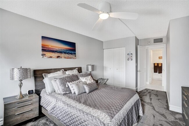 Building Photo - 1150 Hillsboro Mile Unit 1016