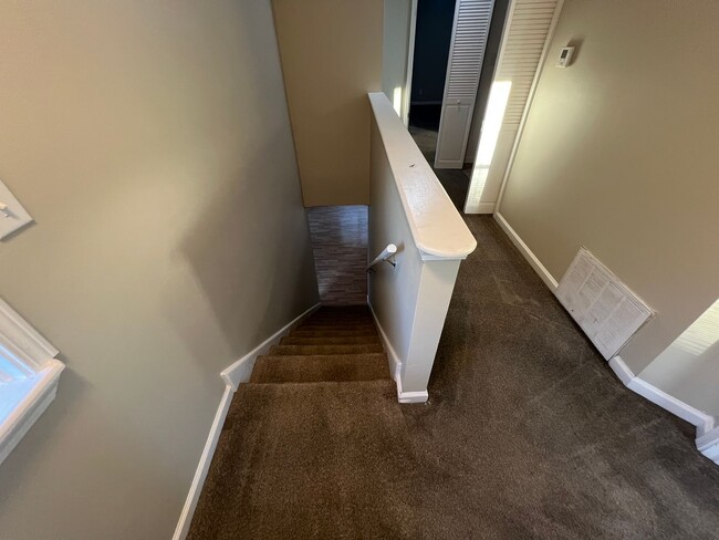 Building Photo - Spacious 3 bedroom 2.5 bath home.