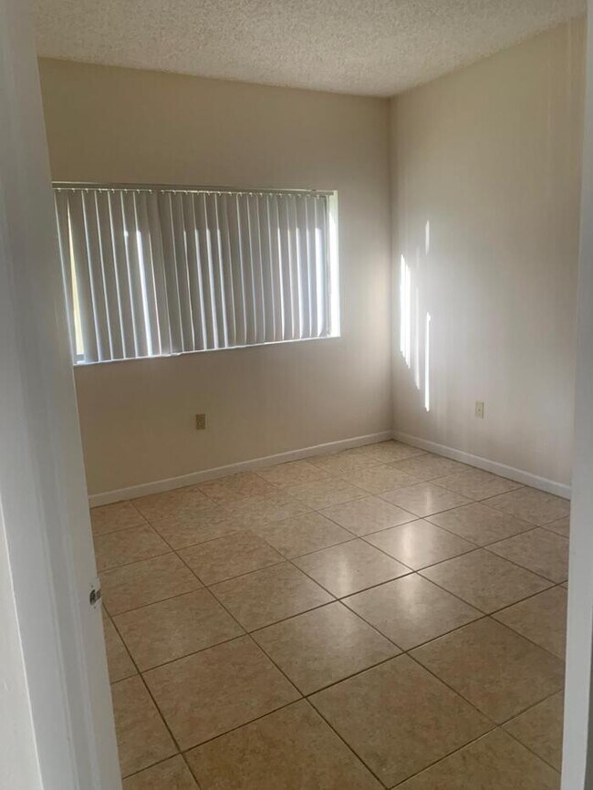 Building Photo - Split plan spacious 2bed/2batj