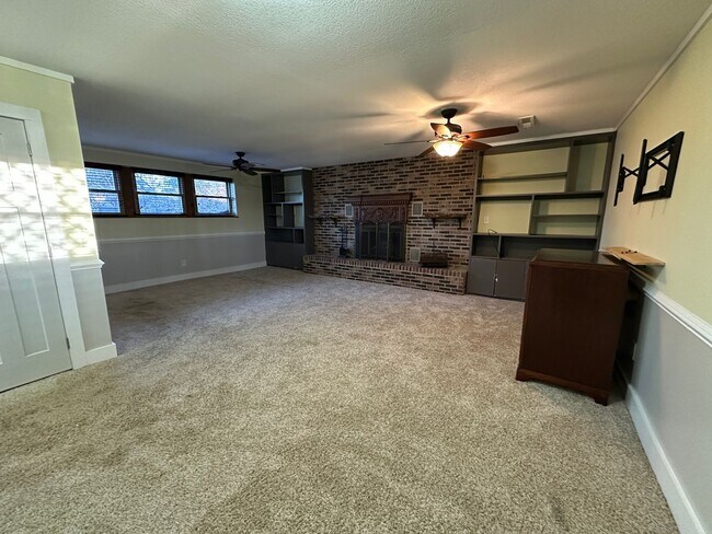 Building Photo - Farragut Cul-de-Sac Home on ½ Acre | 3BR + Sunroom | Walk to Greenway & Farragut HS