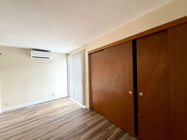 Building Photo - 3 Bed 1.5 Bath Townhouse In Garden Home~ A/C~ Wood Burning Fireplace~ Washer/Dryer Hook-Ups~ Off ...