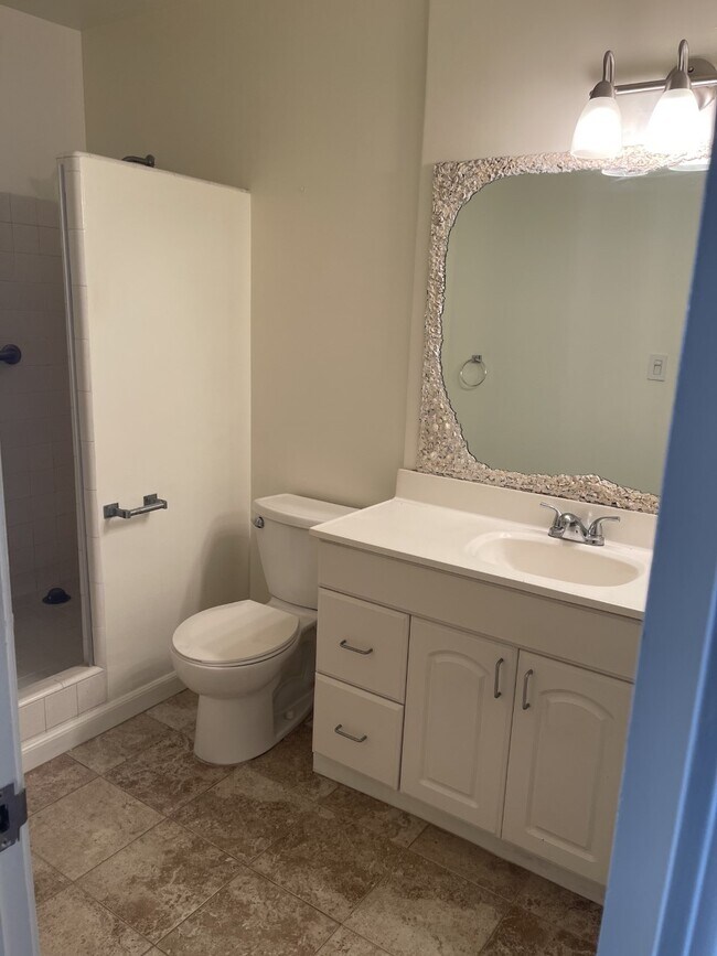 Building Photo - 425 Ena Rd