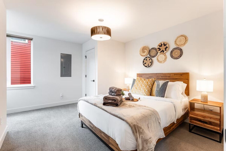 Building Photo - 2319 Franklin Ave E