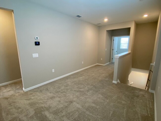 Building Photo - MOVE IN SPECIAL $300 1ST MONTH