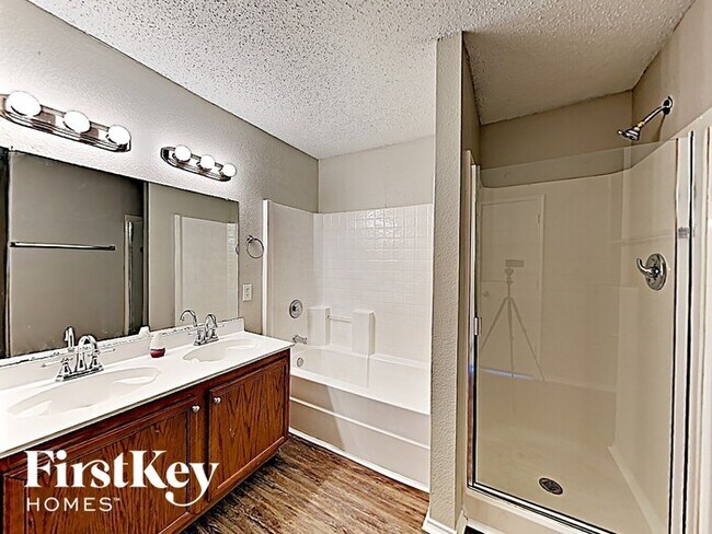 Building Photo - 553 Linacre Dr