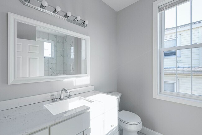 Building Photo - 445 Admiral St