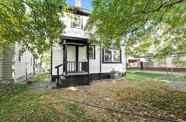 Building Photo - 2051 Thompson Ave