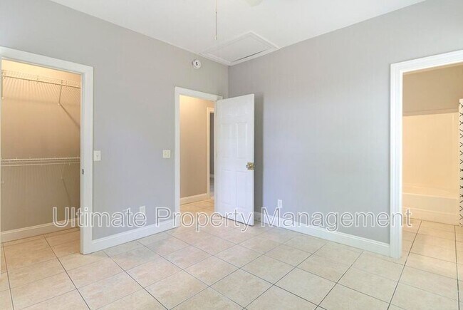 Building Photo - 220 Rose Ave