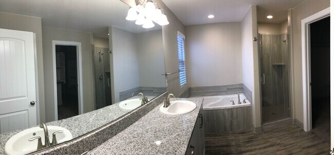 Building Photo - Like New Townhouse in St. George!