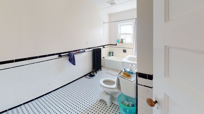 Building Photo - 5 bed 2 bath unit in Brookline.... Rare 3 parking included... Rare pricing.. Don't miss out!