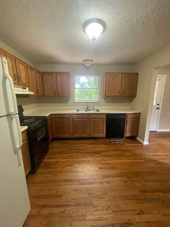 Building Photo - 3 bed, 2 bath, 2 car garage ranch style home with fenced yard.