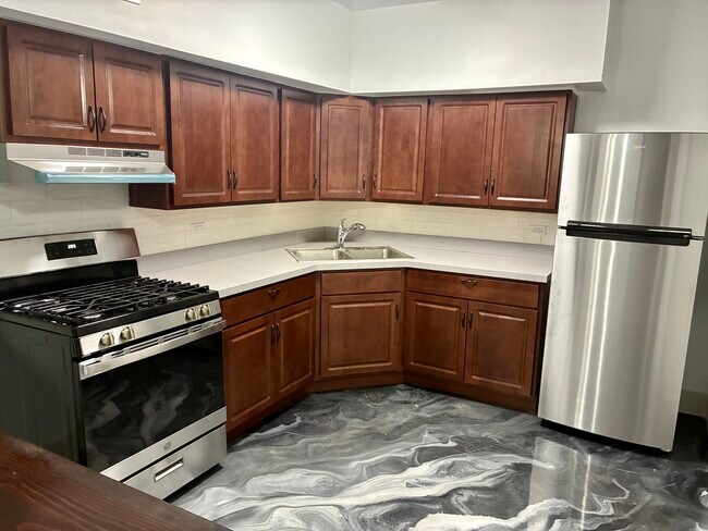 Building Photo - 5215 W Potomac Ave