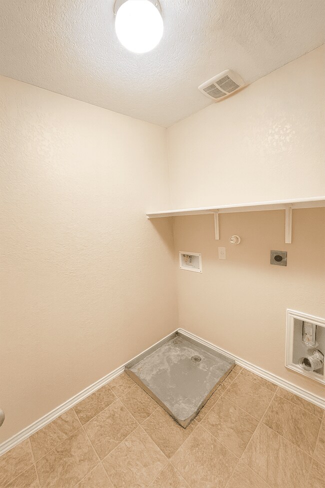 Building Photo - 9838 Twinbear Creek