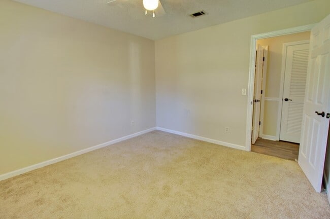 Building Photo - 809 Barrington Dr