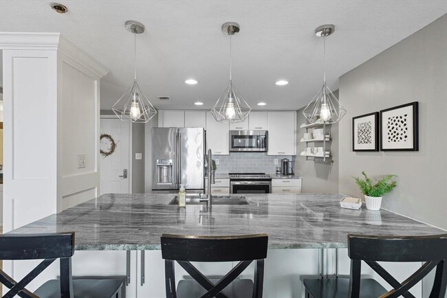 Building Photo - 300 S Duval St