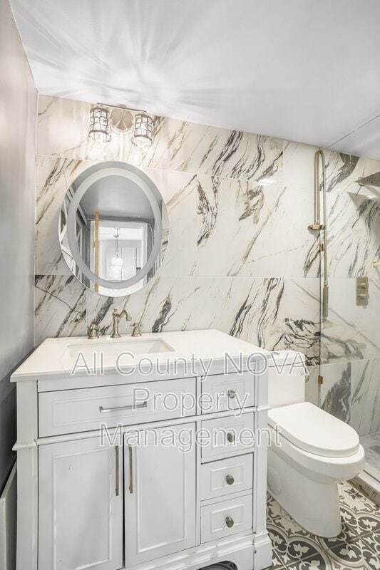 Building Photo - 922 24th St NW