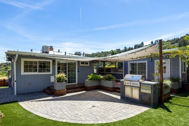 Building Photo - Beautiful Duplex In Highly Desirable San Rafael!