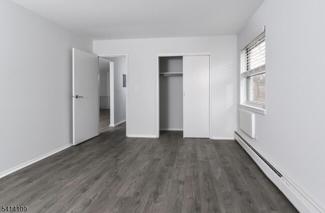 Building Photo - 555 Main St