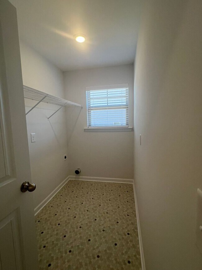 Building Photo - 23 Country Cir