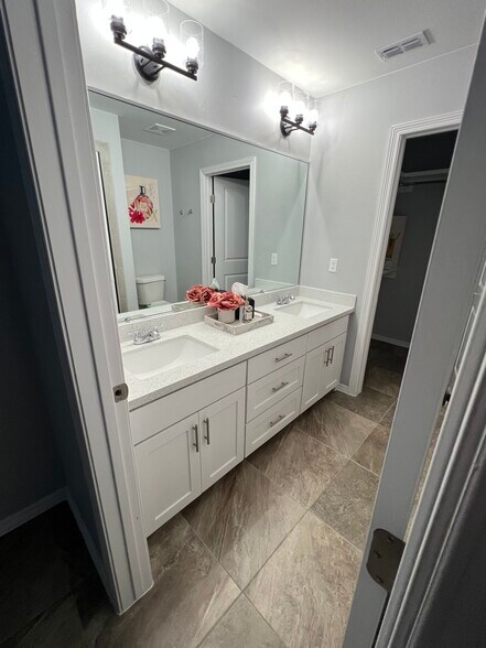 Masterbathroom - 2120 Southridge Ave