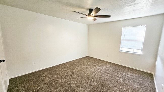 Building Photo - Updated Charming 2 Bed Condo