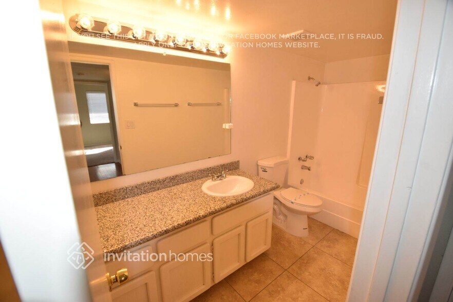 Building Photo - 4640 W Paradise Dr