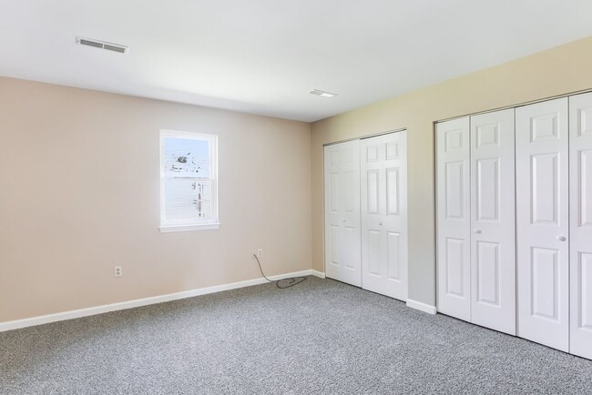 Building Photo - Three bedroom two bathroom end unit townhouse