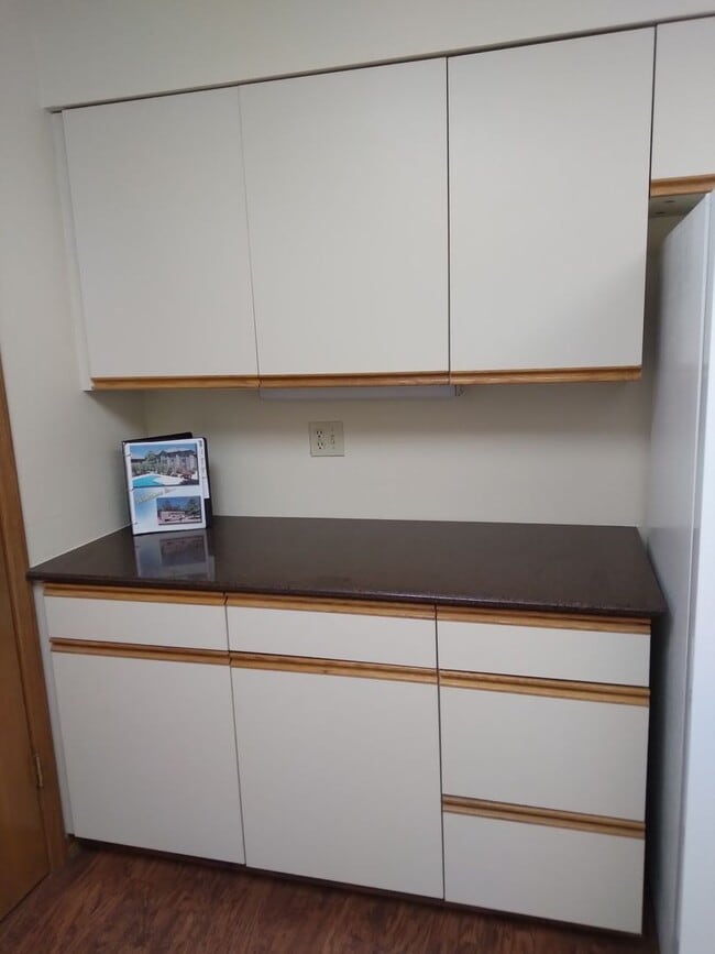 Building Photo - 3 bed / 2 bath Condo Available