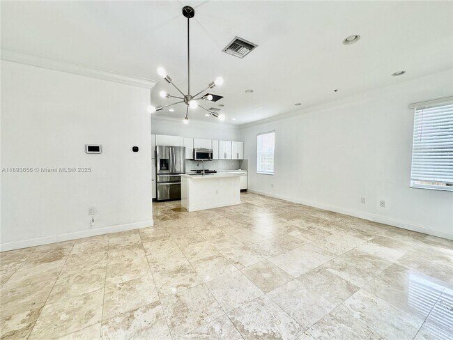 Building Photo - 813 SE 18th Ct