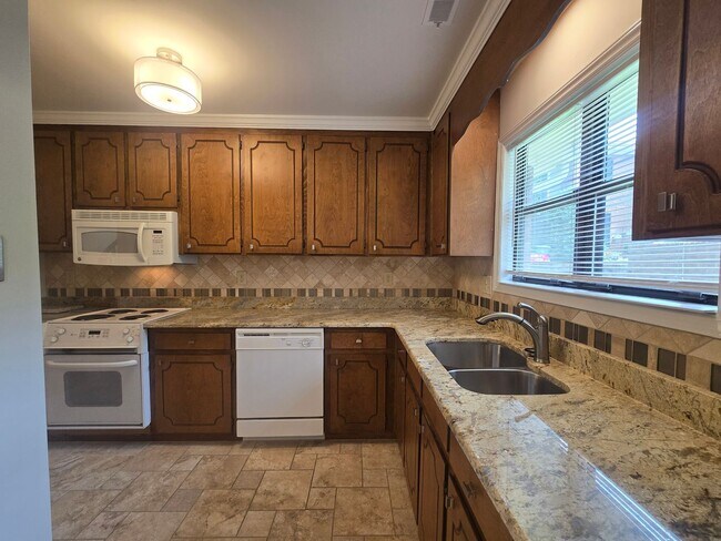 Building Photo - Meticulously Kept 2BR, 3BA Townhome with D...