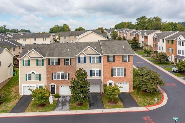 Building Photo - Spacious Luxury Townhome! Outstanding Location!