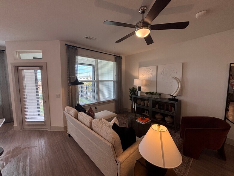 Building Photo - 702 Celebration Wy