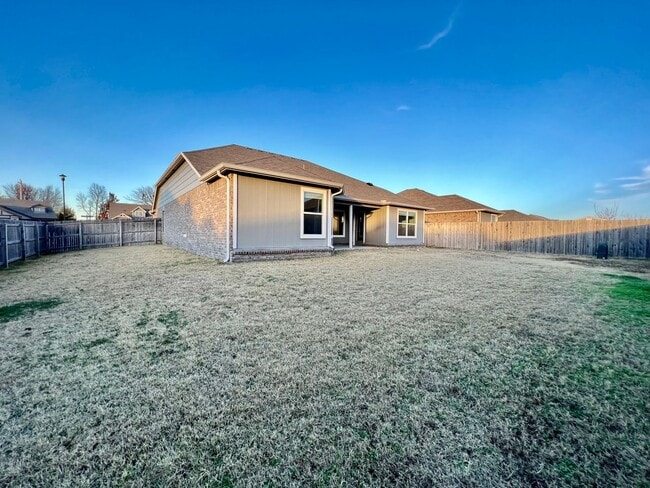 Building Photo - 4 Bed/ 2 Bath in Stone Horse Neighborhood With Community Pool!