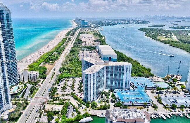 Building Photo - 100 Bayview Dr