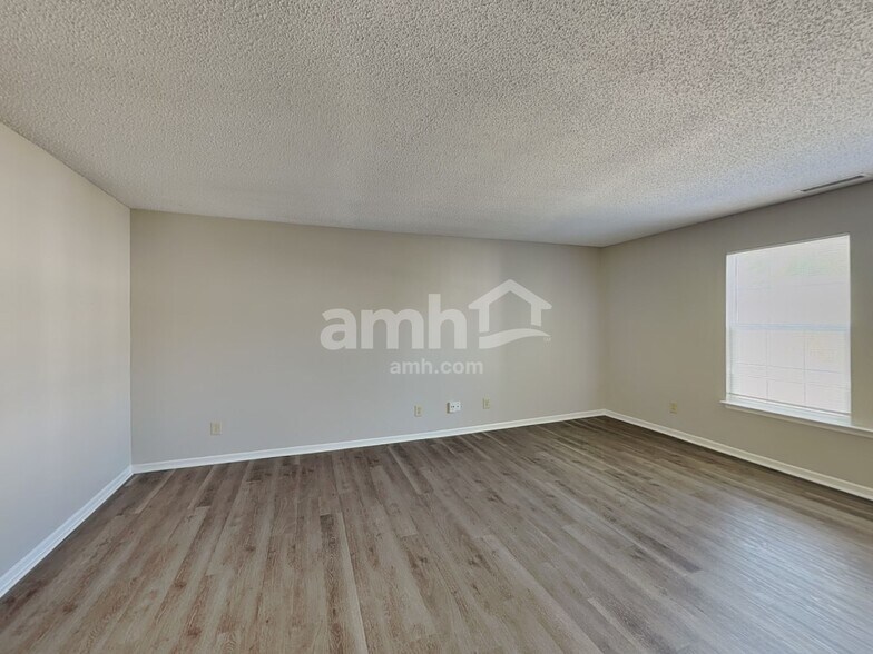 Building Photo - 6860 Maywood Cir