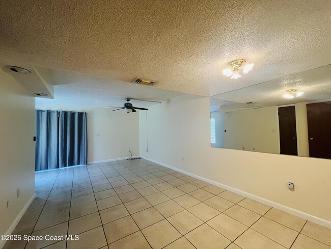 Building Photo - 555 Aster Ct