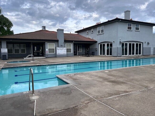 Building Photo - Beautifully updated condo in gated community. Sparkling pool. Stainless steel appliances and lami...