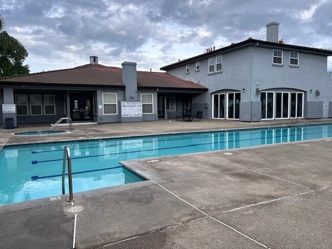 Building Photo - Gated condo with 1 car garage and community pool.