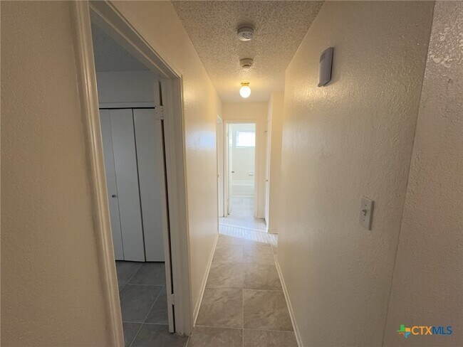 Building Photo - 3202 Honeysuckle Dr