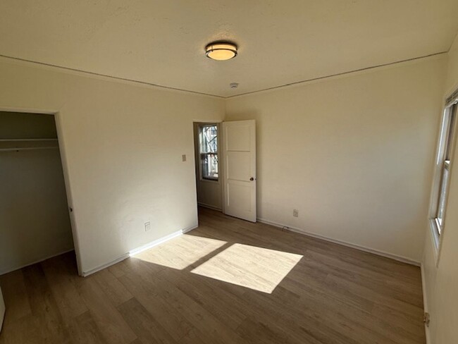 Building Photo - Updated 1-Bedroom Duplex with Lovely Priva...