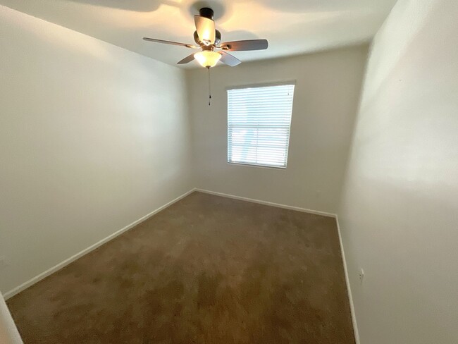 Building Photo - Vail School District hard to find 5 bedroo...